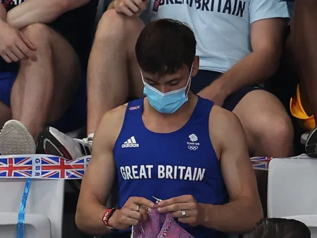 Tom Daley – złoty medalista olimpijski, skarb narodowy, ikona LGBT… i non-stop knitter
