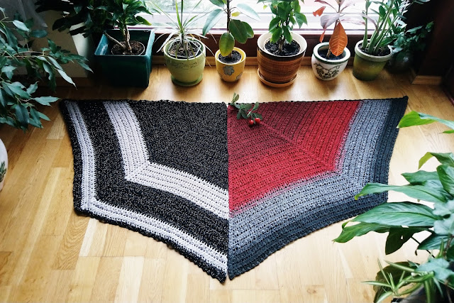Pajęcza sieć II - Nieznana pasja Adrianny Biedrzyńskiej Chusty akryl, bawełna/akryl, Mądre kobiety o wielkim sercu 3 Pajęcza sieć II - Nieznana pasja Adrianny Biedrzyńskiej Chusty akryl, bawełna/akryl, Mądre kobiety o wielkim sercu 3 - Szydełko Pani Myszy