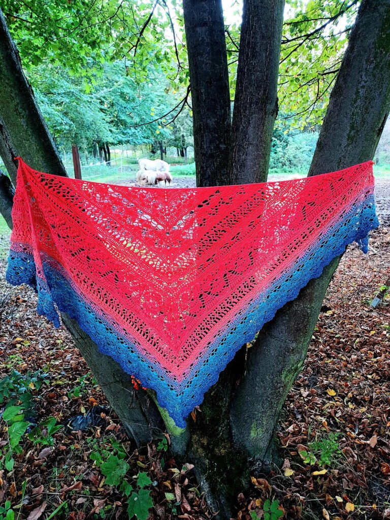 Egzotyczna piękność - "Medinilla" Chusty bawełna/akryl, dostępne, W malinowym chruśniaku 5 Egzotyczna piękność - "Medinilla" Chusty bawełna/akryl, dostępne, W malinowym chruśniaku 5 - Szydełko Pani Myszy